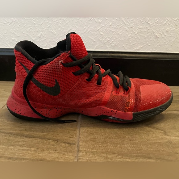 Nike Kyrie 3 GS 'Candy Apple. Size 7Y' - Picture 2 of 7
